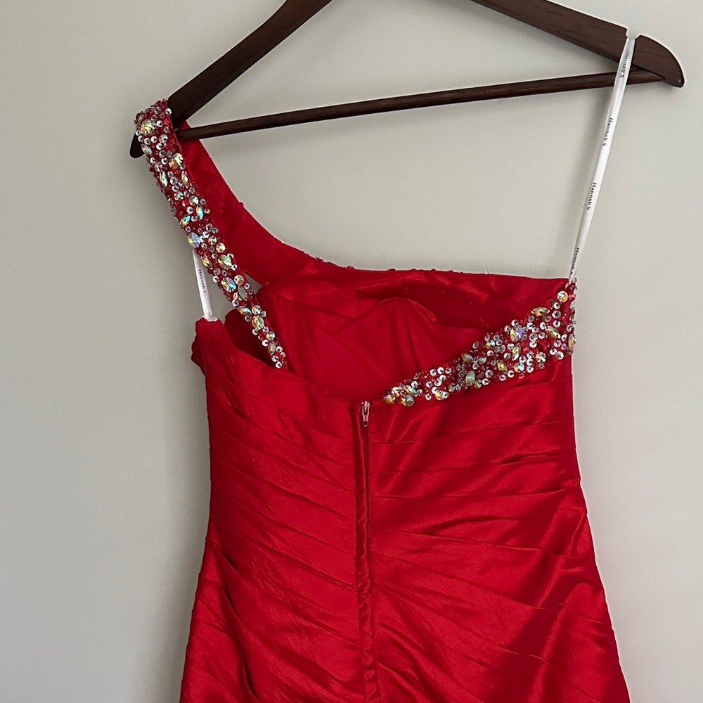 Elegant One-Shoulder Red Prom Dress with Sparkling Multicolor Beaded Strap - Picture 13 of 14